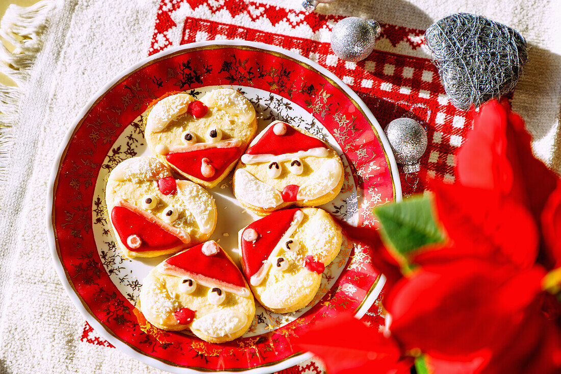 Butterplätzchen mit Nikolaus-Glasur