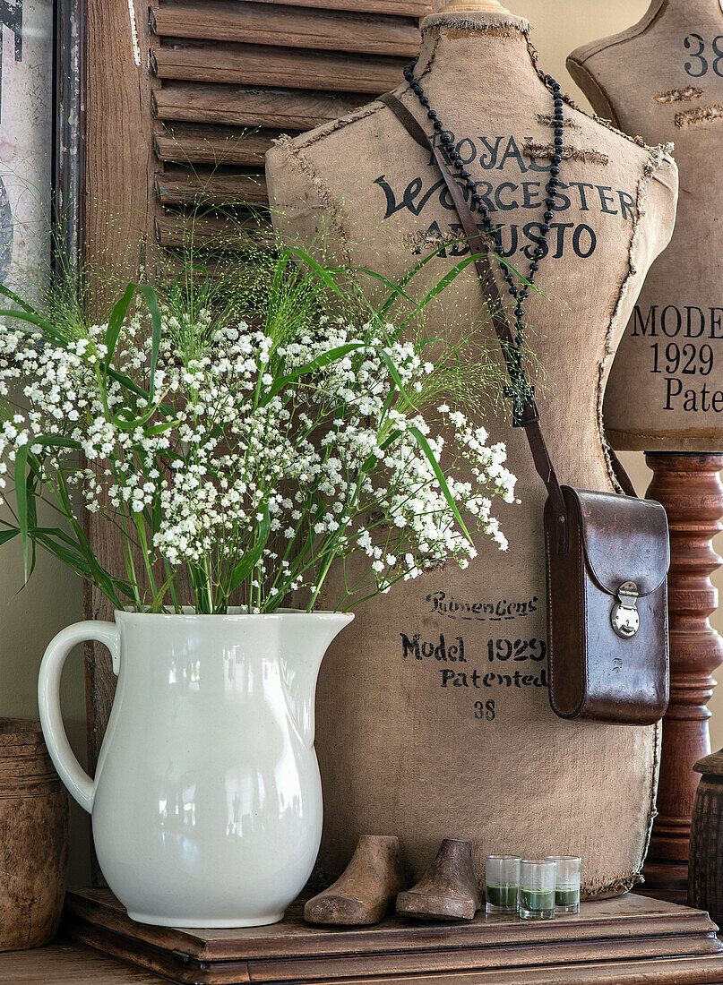 Vintage-Schneiderpuppe mit Lederbeutel und Blumenstrauß in Keramikvase