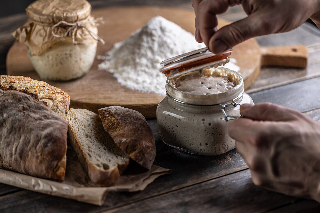 Frischer Roggensauerteig, Brot und Mehl