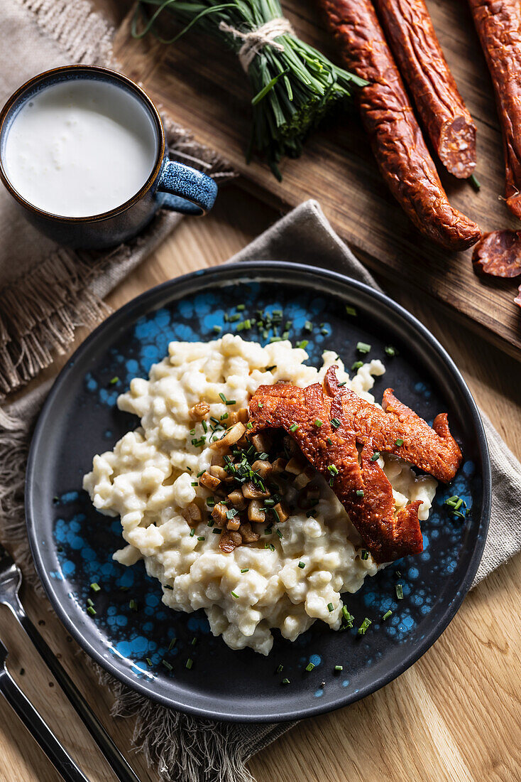 Halusky - slowakische Kartoffelgnocchi mit Brimsenkäse, Speck, Wurst und Schnittlauch