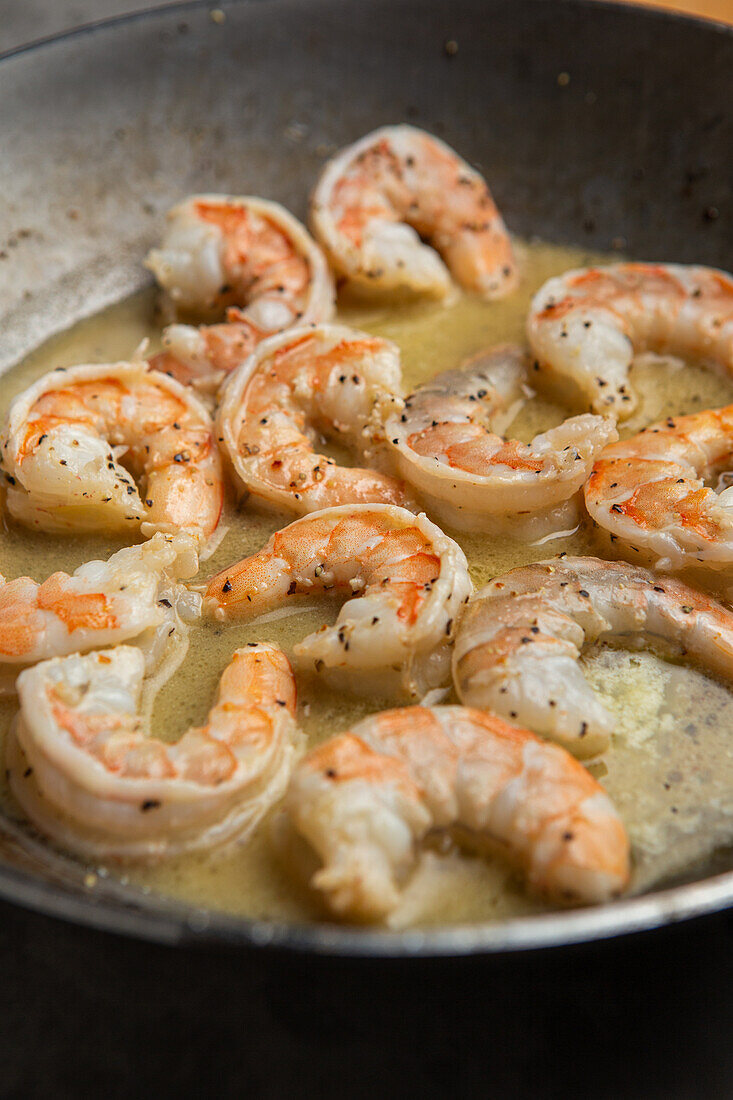 Garnelen in Zitronenbutter sautieren