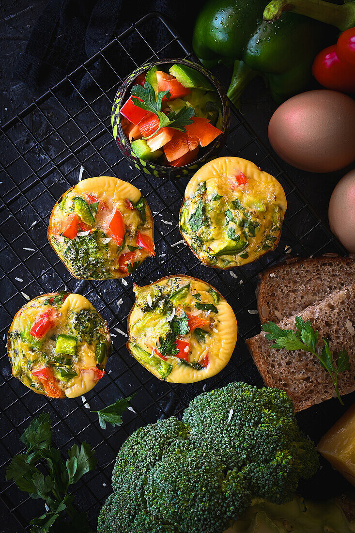 Hausgemachte Eiermuffins mit Brokkoli und Paprika zum Frühstück