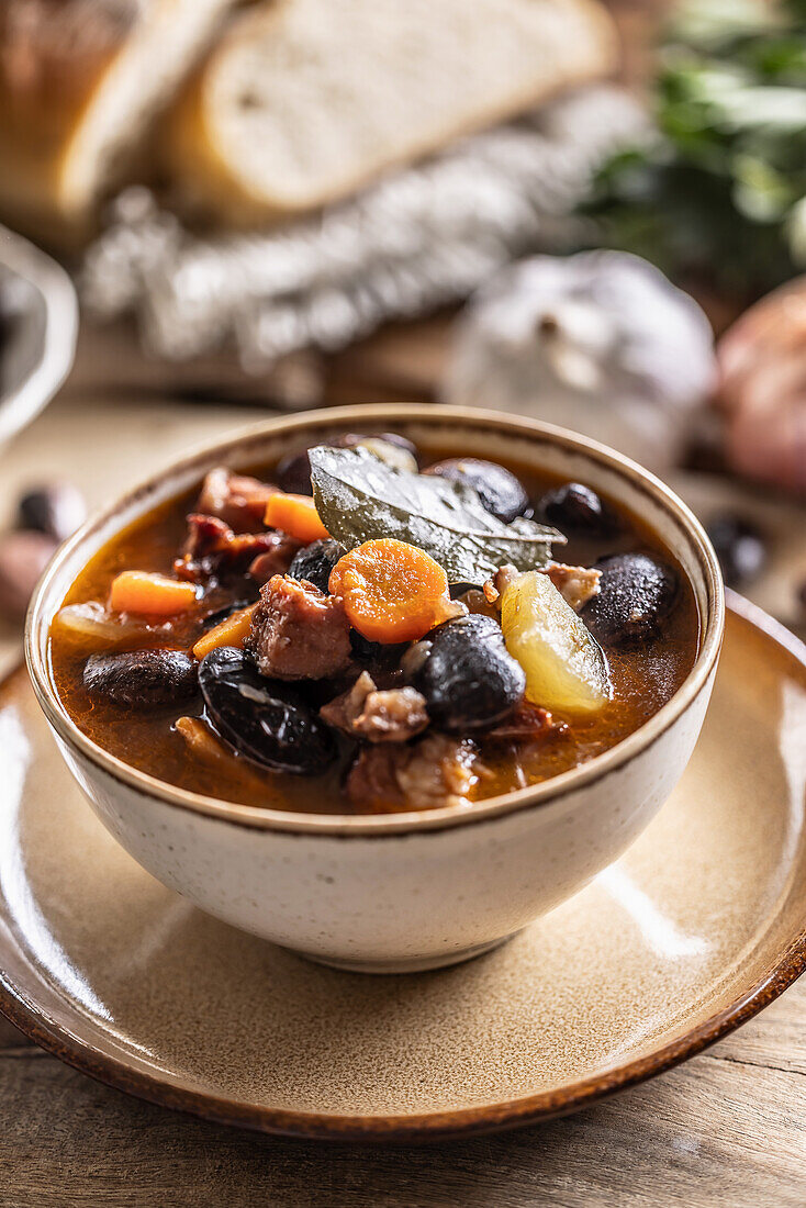 Traditionelle Bohnensuppe mit großen Bohnen, Rauchfleisch, Kartoffeln und Möhren