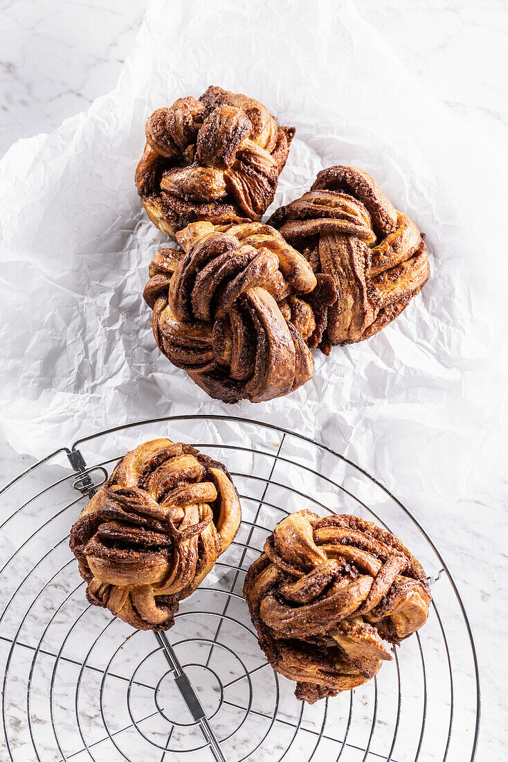 Caramel and cinnamon knots