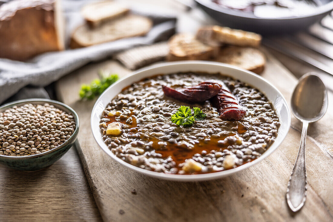 Linsen-Kartoffel-Eintopf mit Bratwurst und Brot