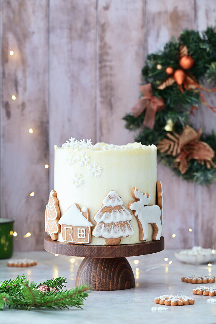 Weihnachtliche Buttercremetorte mit Lebkuchen