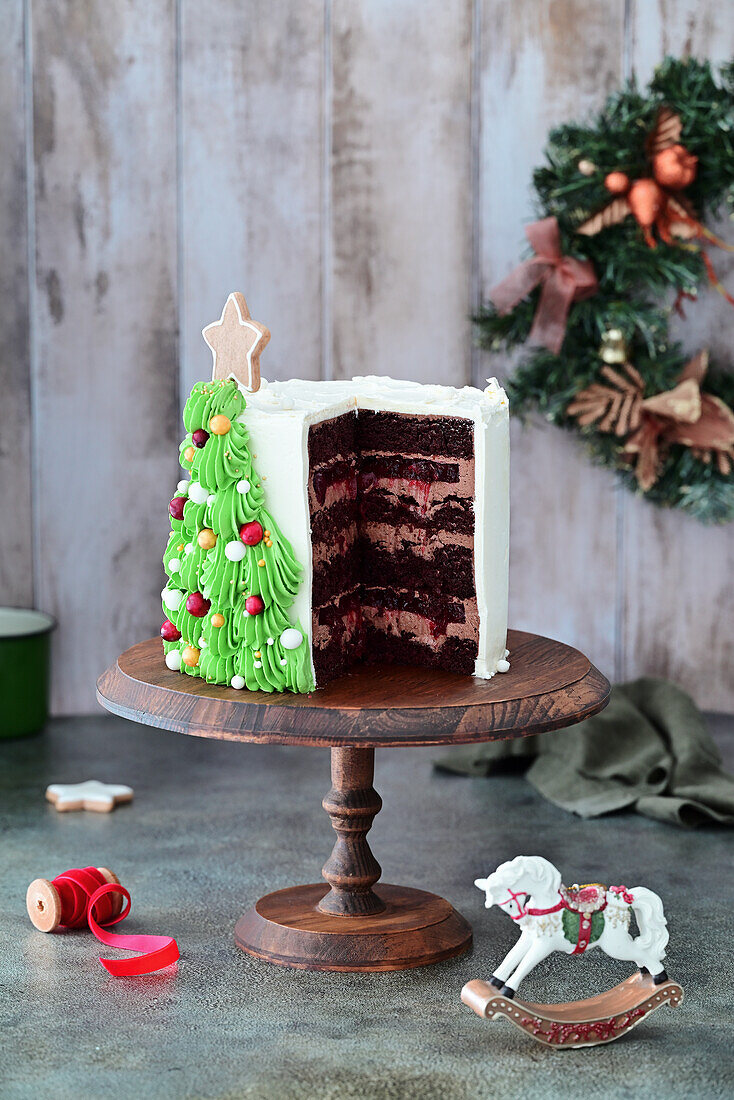 Weihnachtliche Kirsch-Schokoladen-Torte mit Buttercreme