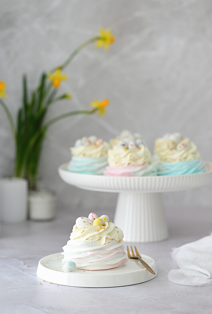 Oster-Mini-Pavlovas mit Beerenfüllung und Vanille-Frischkäse