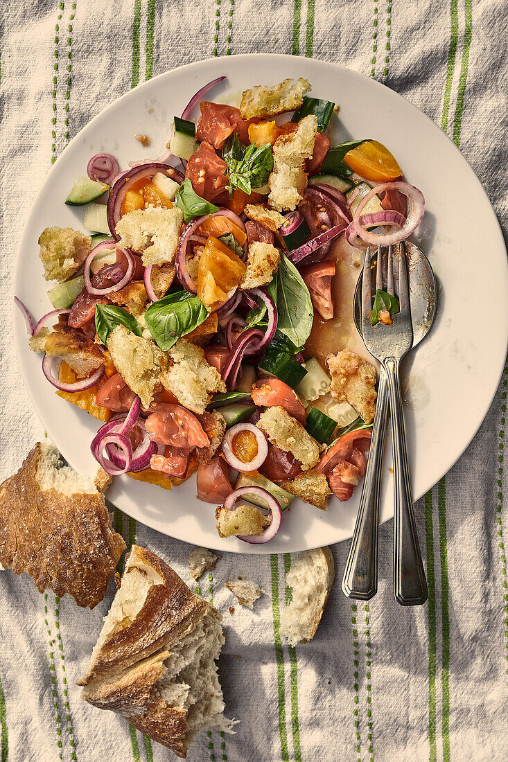 Panzanella mit Tomaten, Gurken, roten Zwiebeln und Basilikum