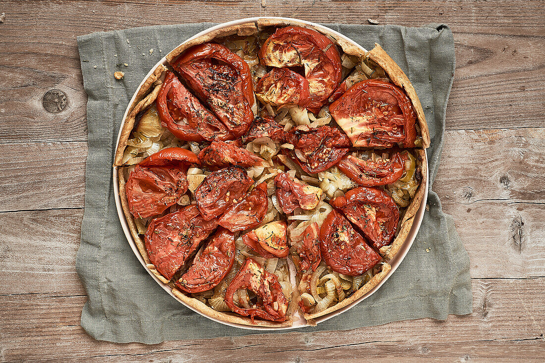 Tomatentarte mit Zwiebeln und Thymian