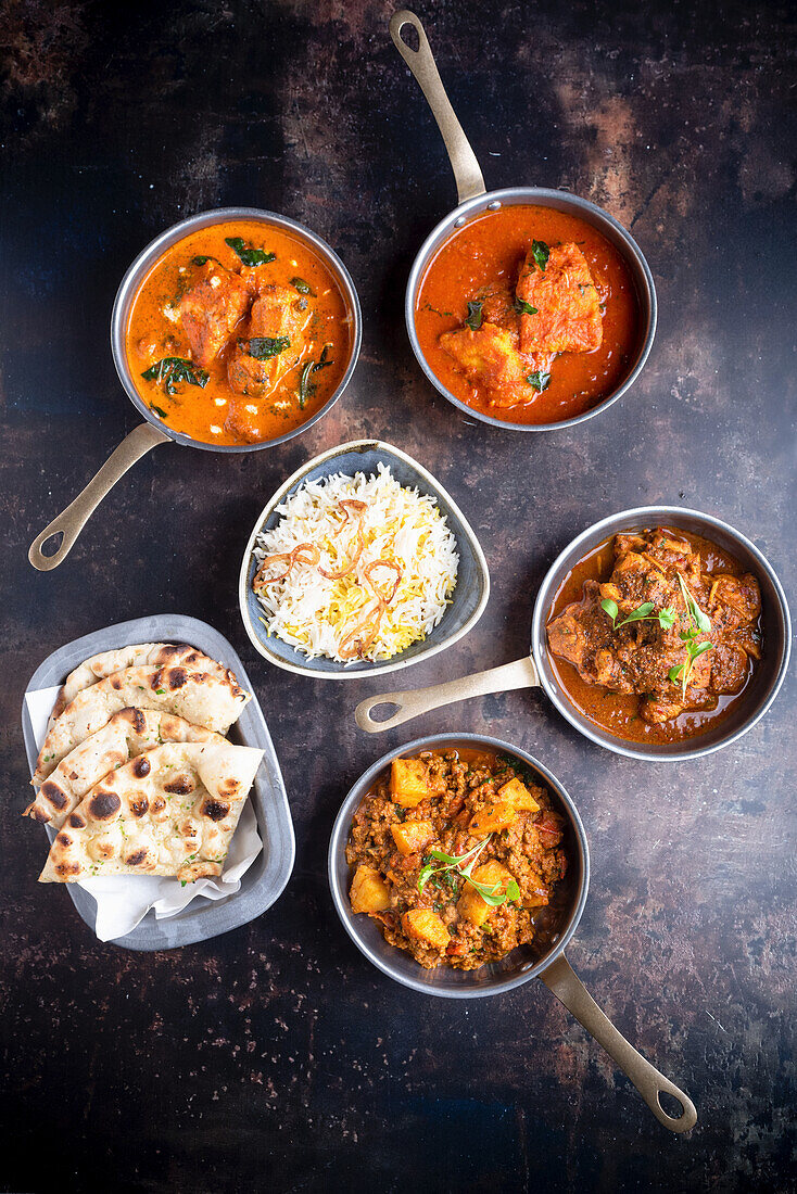 Verschiedene Currys mit Reis und Naan (Indien)