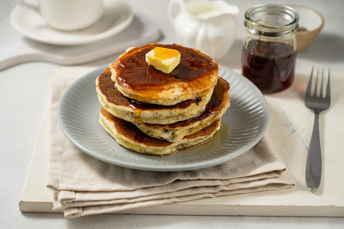 Buchweizenmehl-Pancakes mit Chiasamen, Sirup und Butter