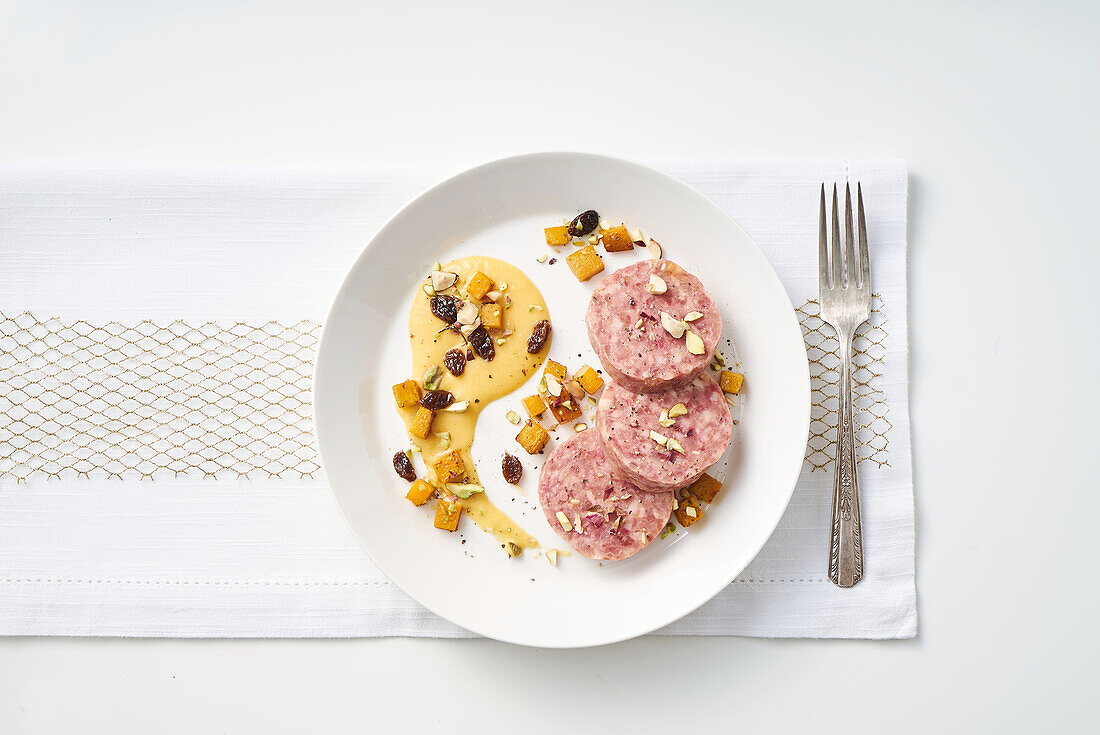 Cotechino mit Kürbiscreme und Trockenfrüchten