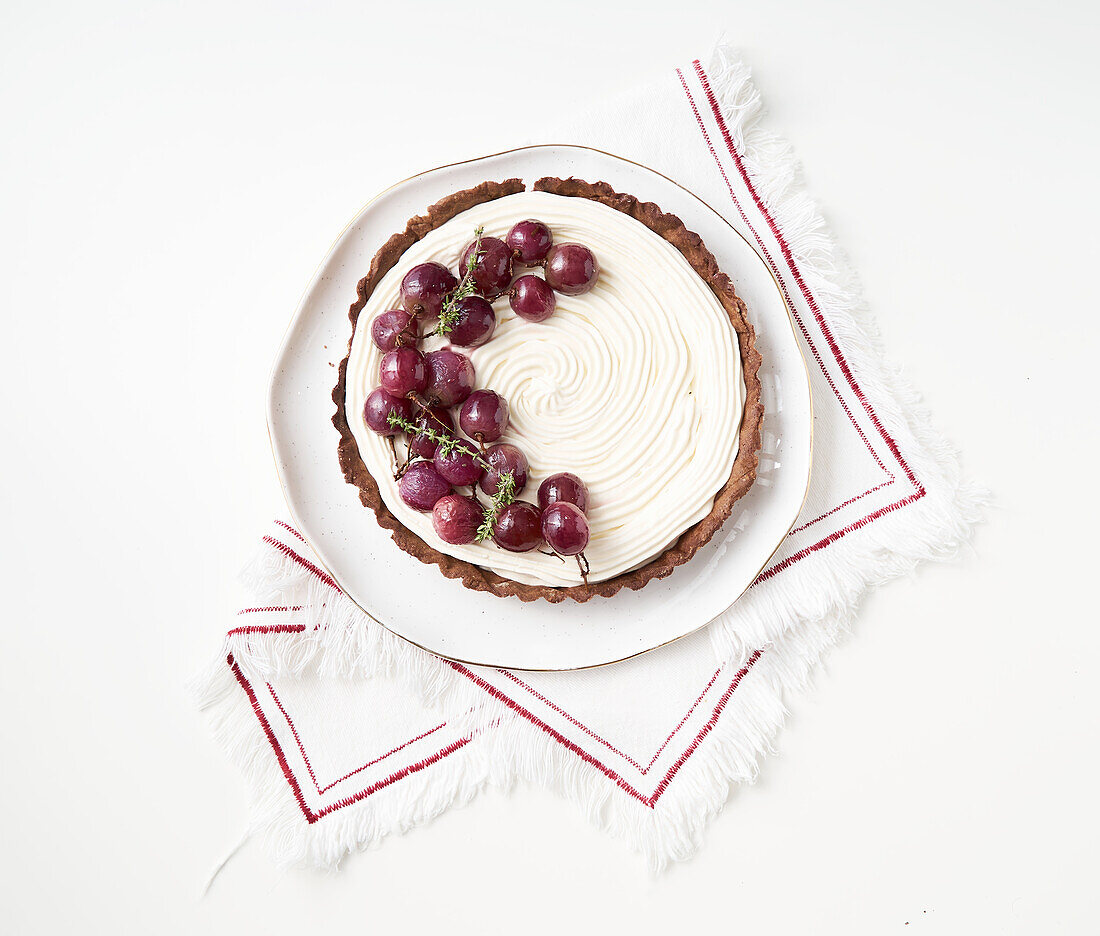 Tart with mascarpone cream and grapes