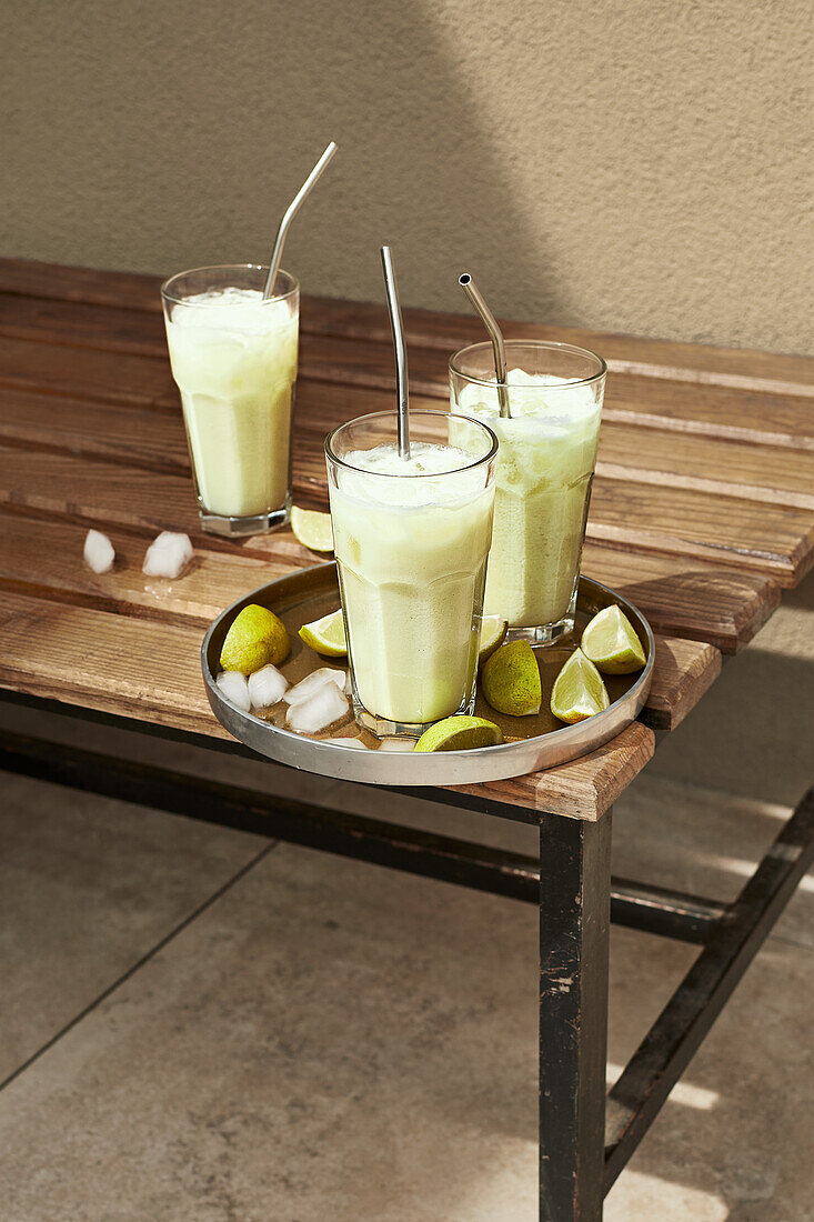 Brazilian Lemonade in der Sonne auf einer Terrasse