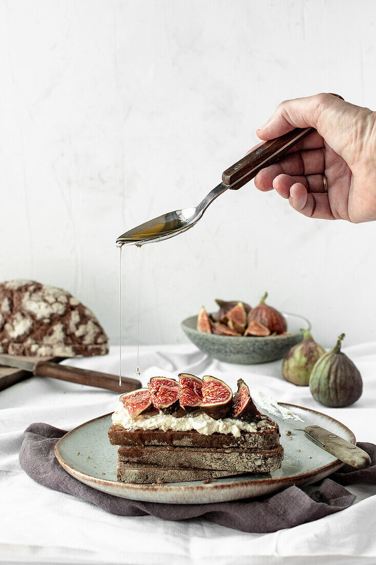 Bread with cream cheese, fresh figs and agave syrup