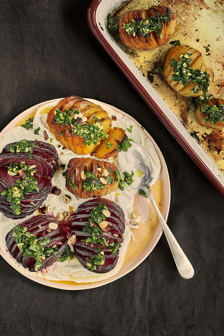 Bunte Bete nach Hasselback Art mit Joghurt, Nüssen und Pesto