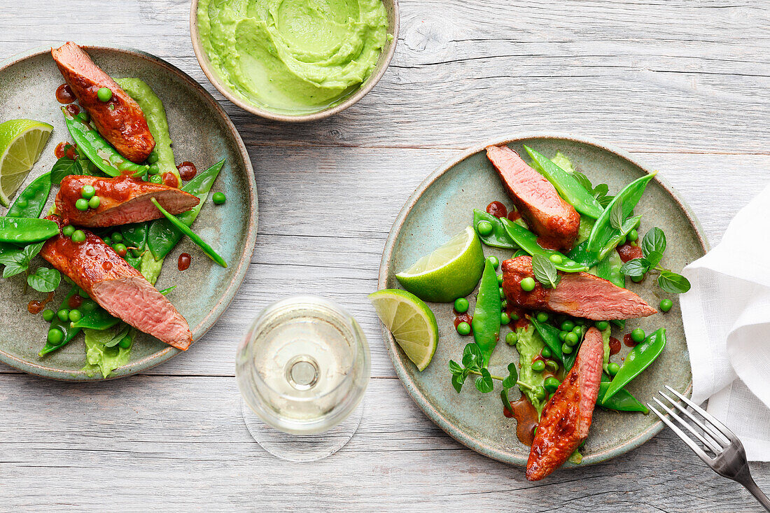 Lammfilets auf Erbsen-Minze-Guacamole und Zuckerschoten-Salat