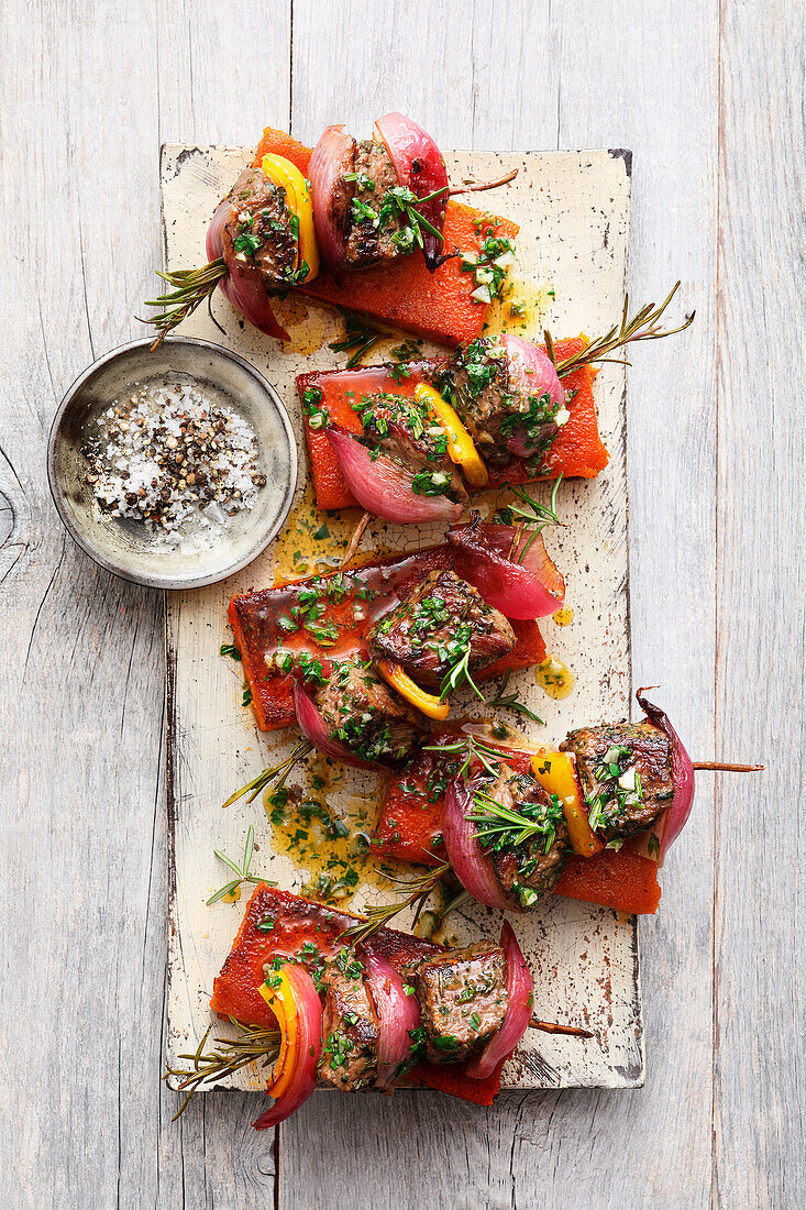 Schaschlick vom Lamm mit Rosmarin auf gegrillten Poelnta-Tomaten-Schnitten