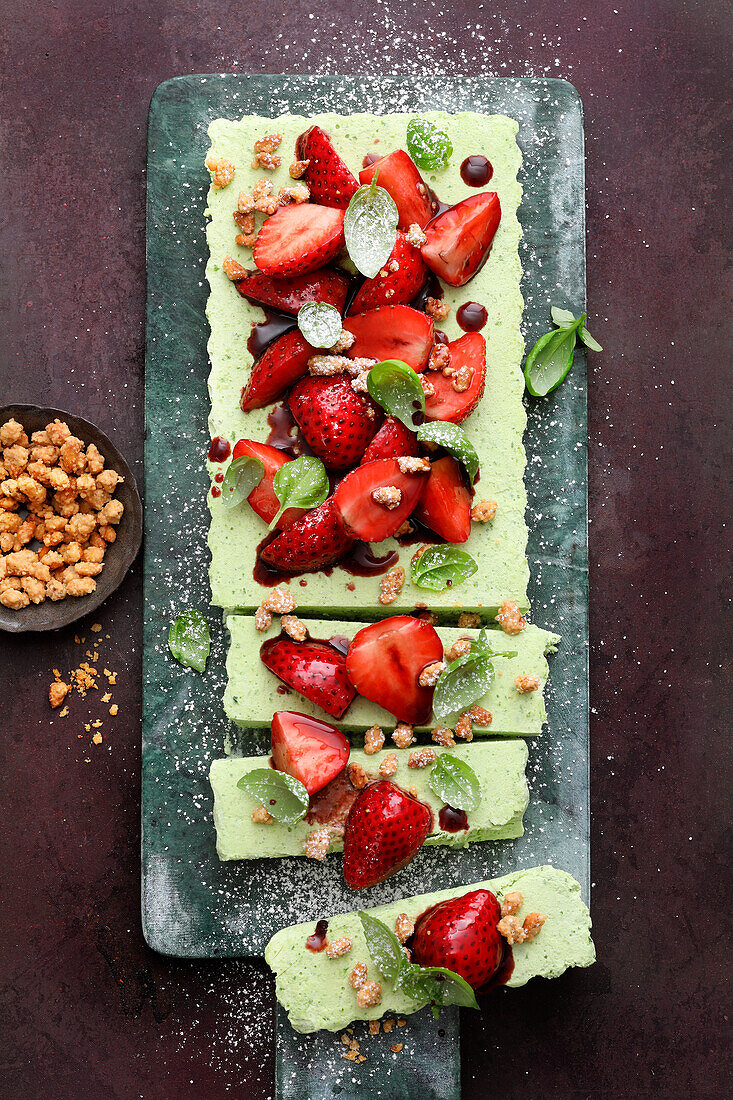 Basilikum-Ricotta-Semifreddo mit Balsamico-Erdbeeren