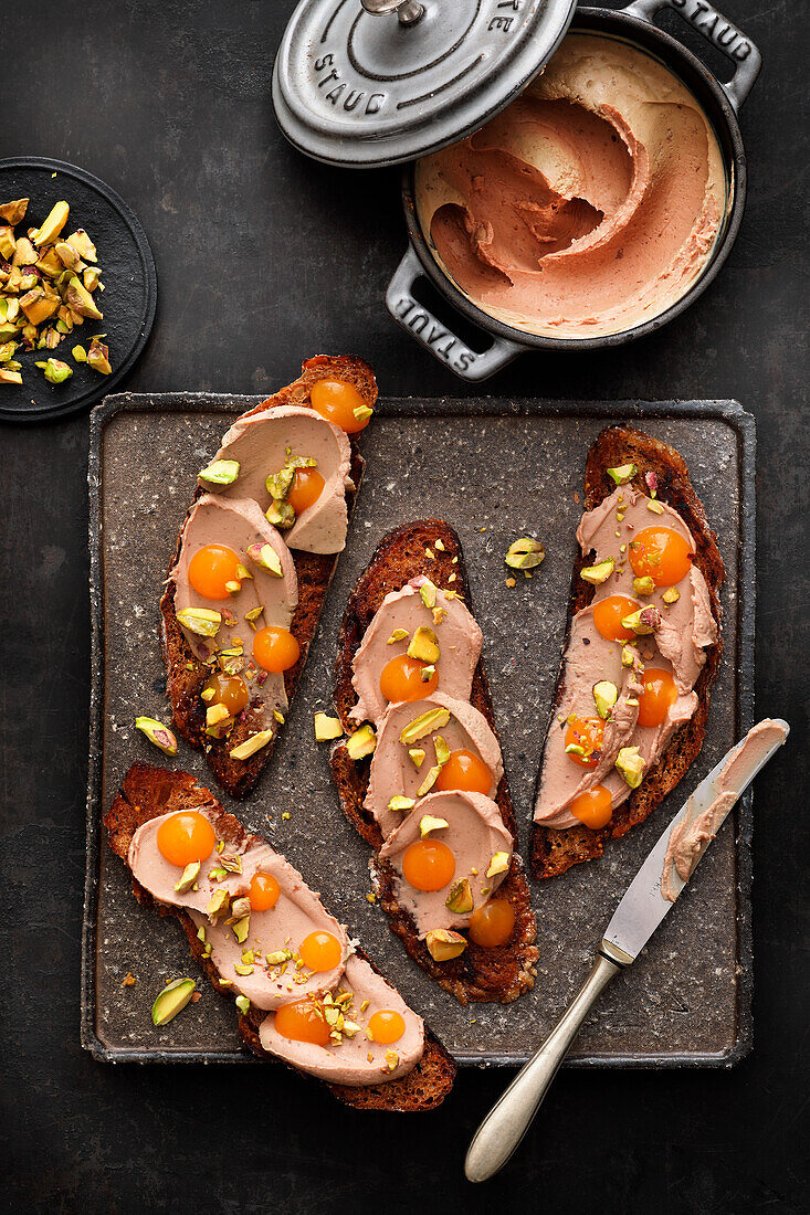 Crostini mit Entenlebercreme, Mandarinengel und Salz-Pistazien