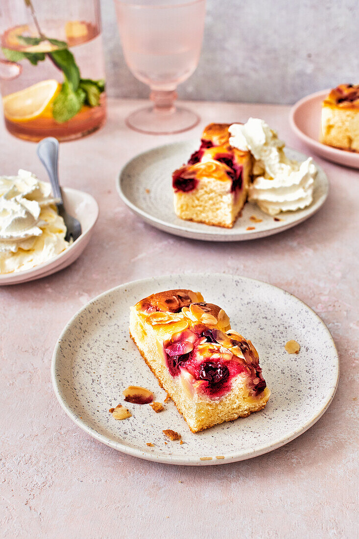 Kirsch-Blechkuchen mit Schlagsahne