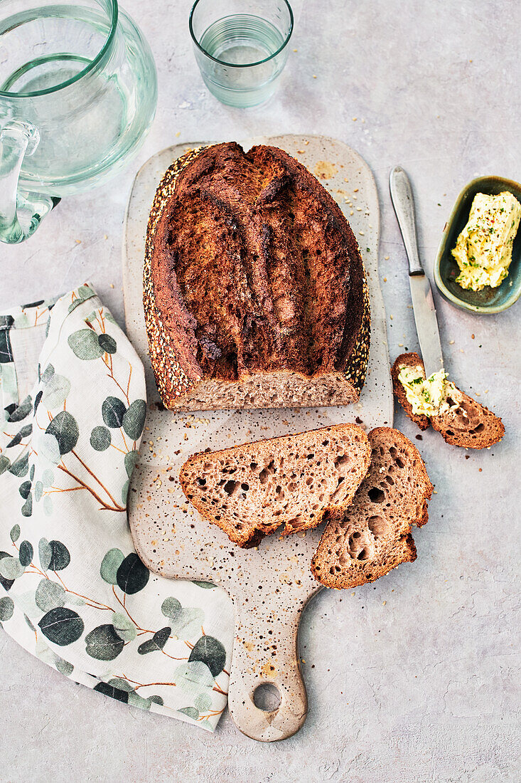 Sauerteig-Dinkelbrot mit Mohn und hausgemachter Kräuterbutter