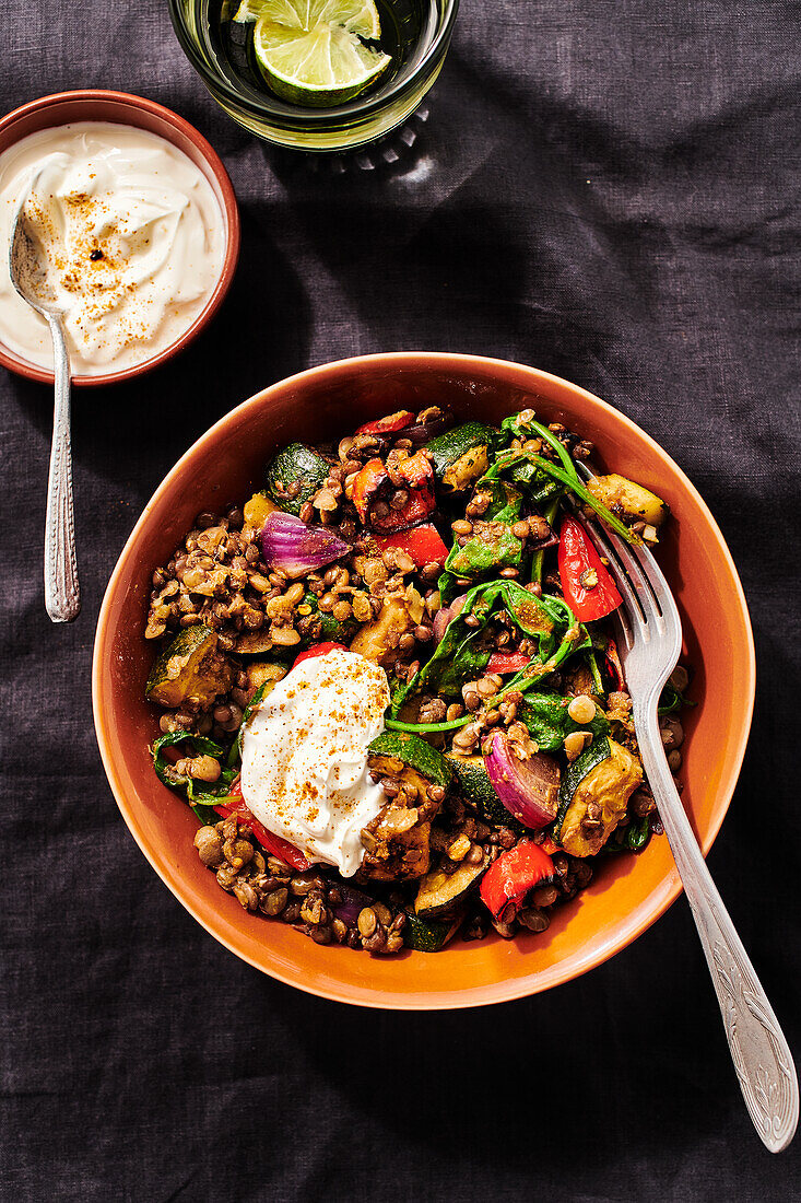 Linseneintopf mit Zucchini, Spinat und roter Paprika