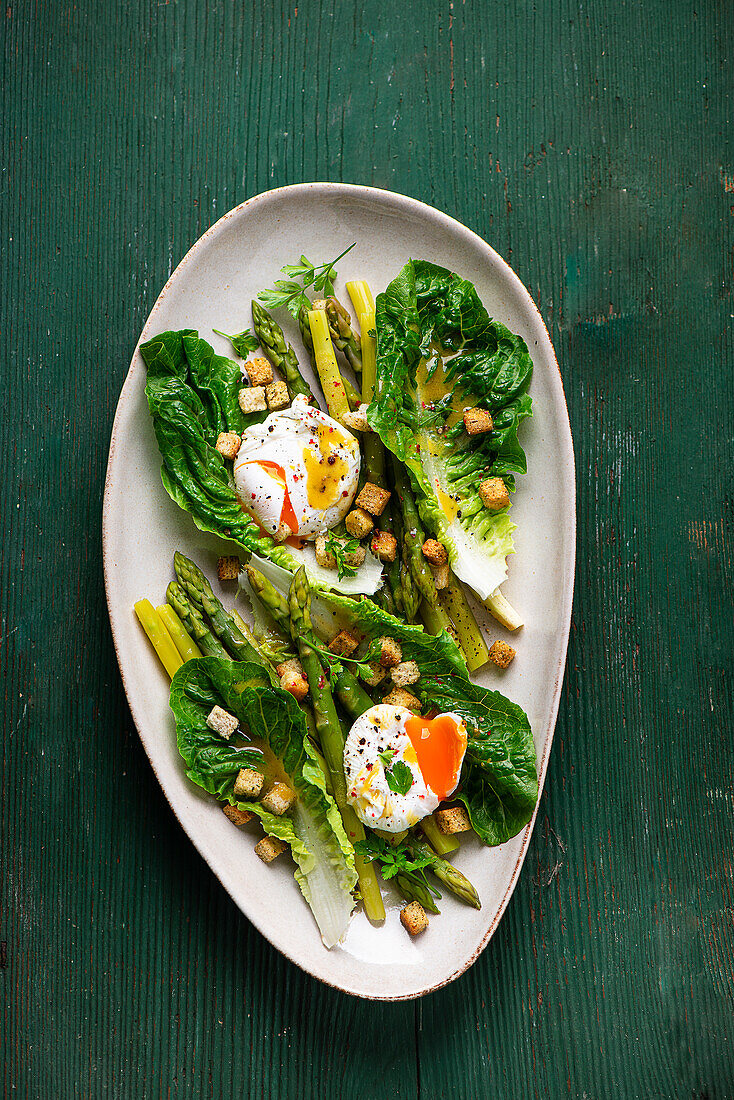 Lukewarm asparagus salad with poached egg