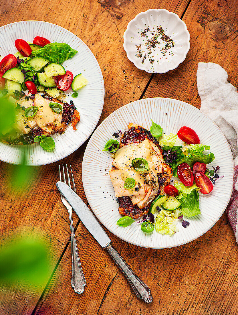 Hähnchen Parmigiana mit Gemüsesalat