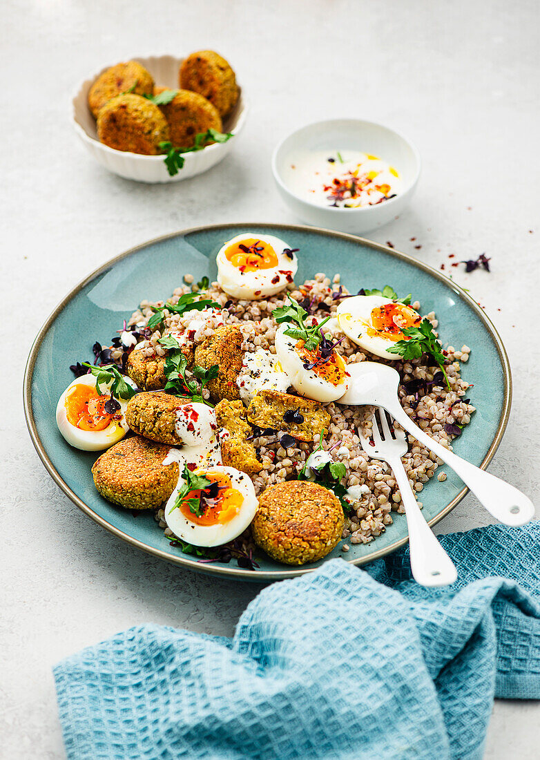 Buckwheat salad with falafel and egg