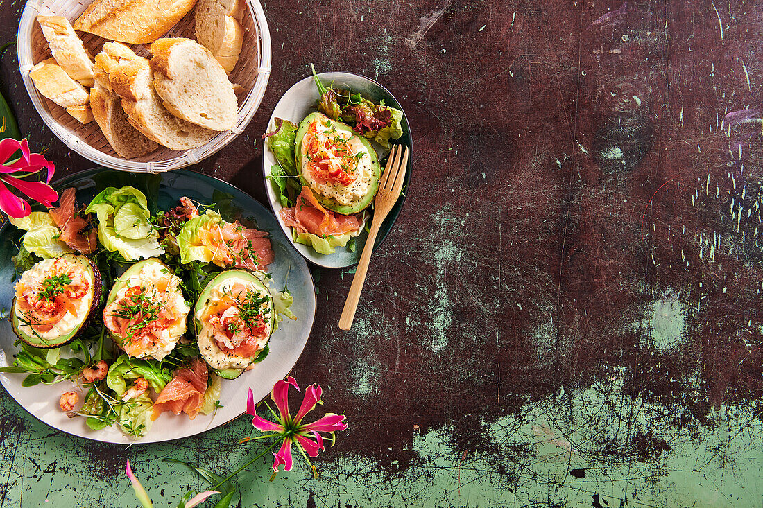 Avocados mit Lachs- und Garnelenfüllung