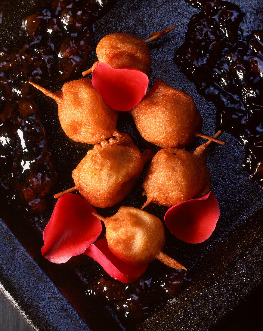 Mirabellen-Beignets mit Rosenblütenblättern