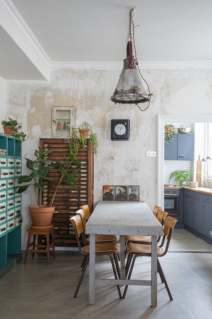 Dining room with vintage furniture and industrial hanging lamp