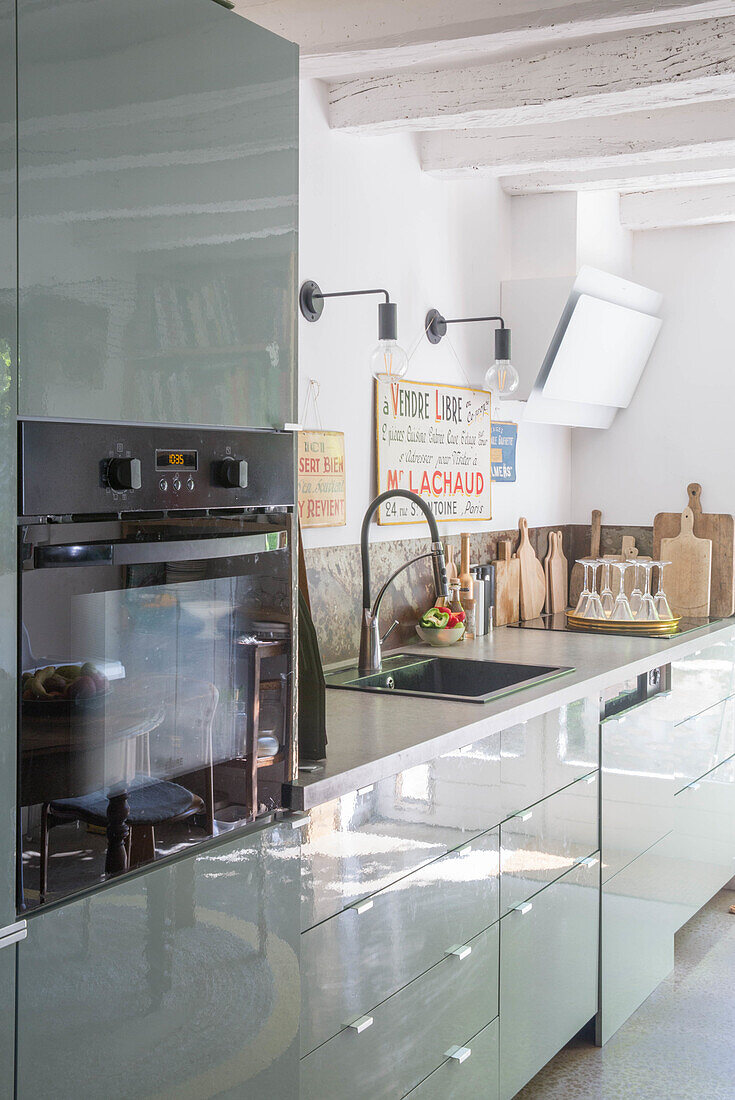 Modern kitchen with high-gloss fronts and vintage signs