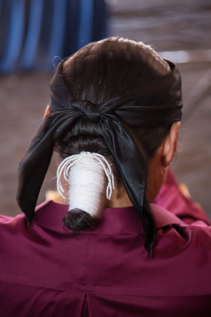 Ein Navajo-Mann mit einem traditionellen Haarknoten oder tsiiyéé im Monument Valley Navajo Tribal Park in Arizona