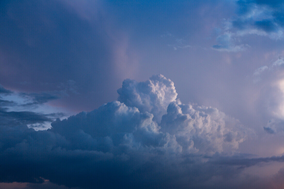 Hoch aufragende Kumulusgewitterwolken, die sich über dem Karibischen Meer in der Dominikanischen Republik bilden