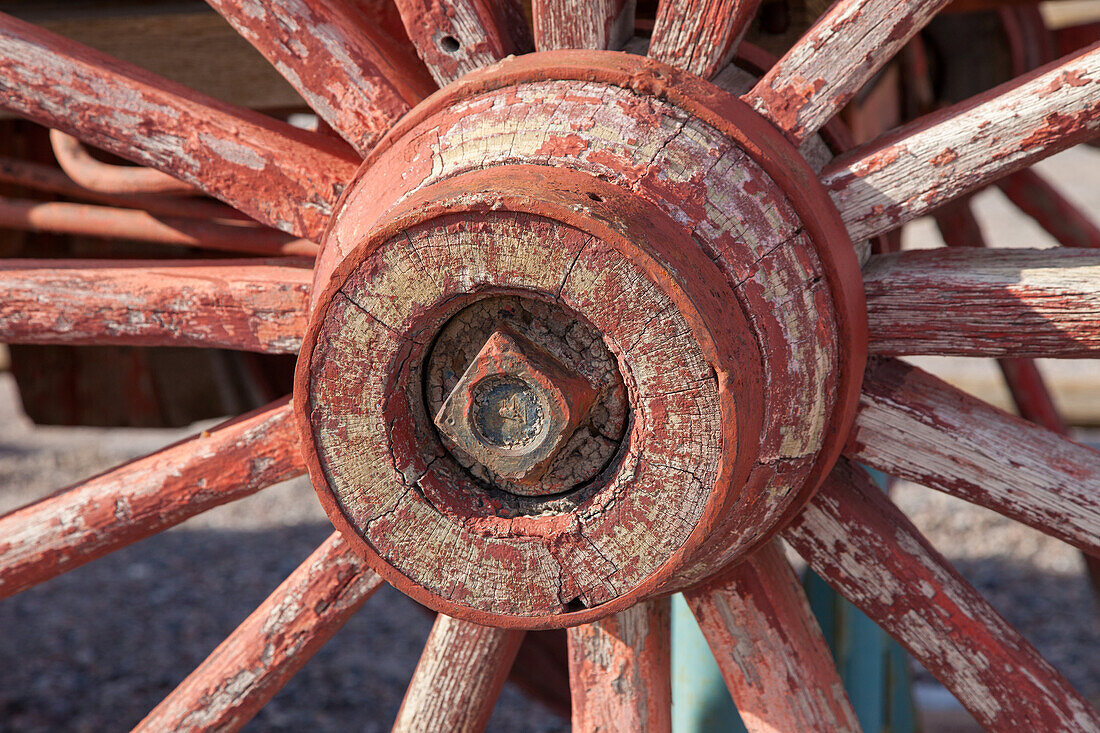 Detail eines Rades eines historischen Borax-Erz-Transportwagens, ausgestellt am Furnace Creek im Death Valley National Park in Kalifornien