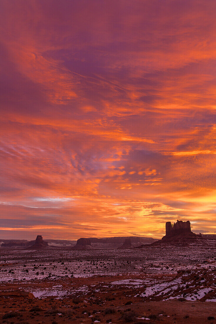 Farbenfroher Sonnenuntergang über dem Monument Valley im Monument Valley Navajo Tribal Park in Utah und Arizona