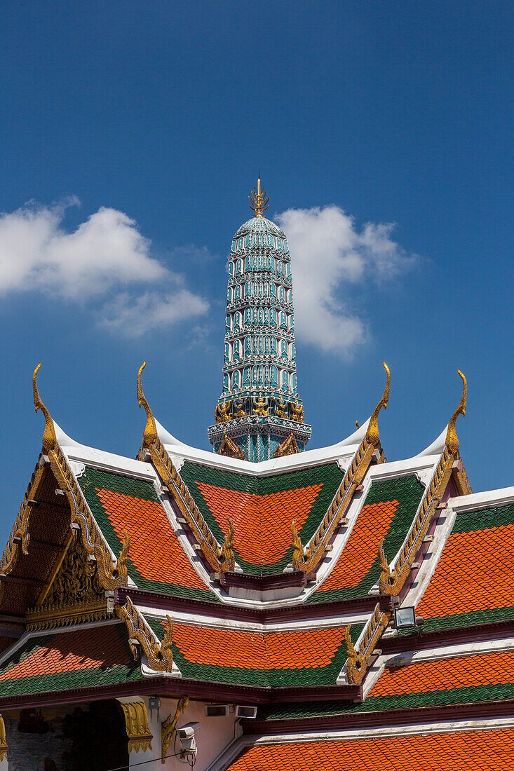 Dachdetails und Phra Asada Maha Chedi beim Tempel des Smaragdbuddhas im Grand Palace in Bangkok, Thailand