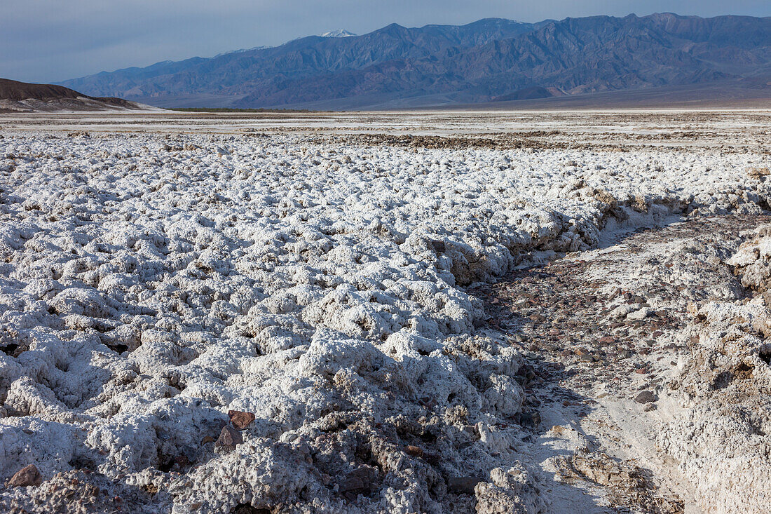 Mineralformationen in der ehemaligen Borax-Abbaustätte am Furnace Creek im Death Valley National Park in Kalifornien