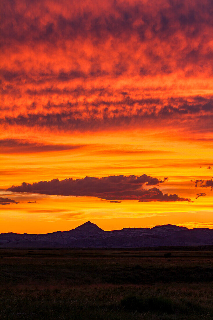 Farbenfrohe Wolken bei Sonnenuntergang über den Granite Mountains in Wyoming, U.S.A.