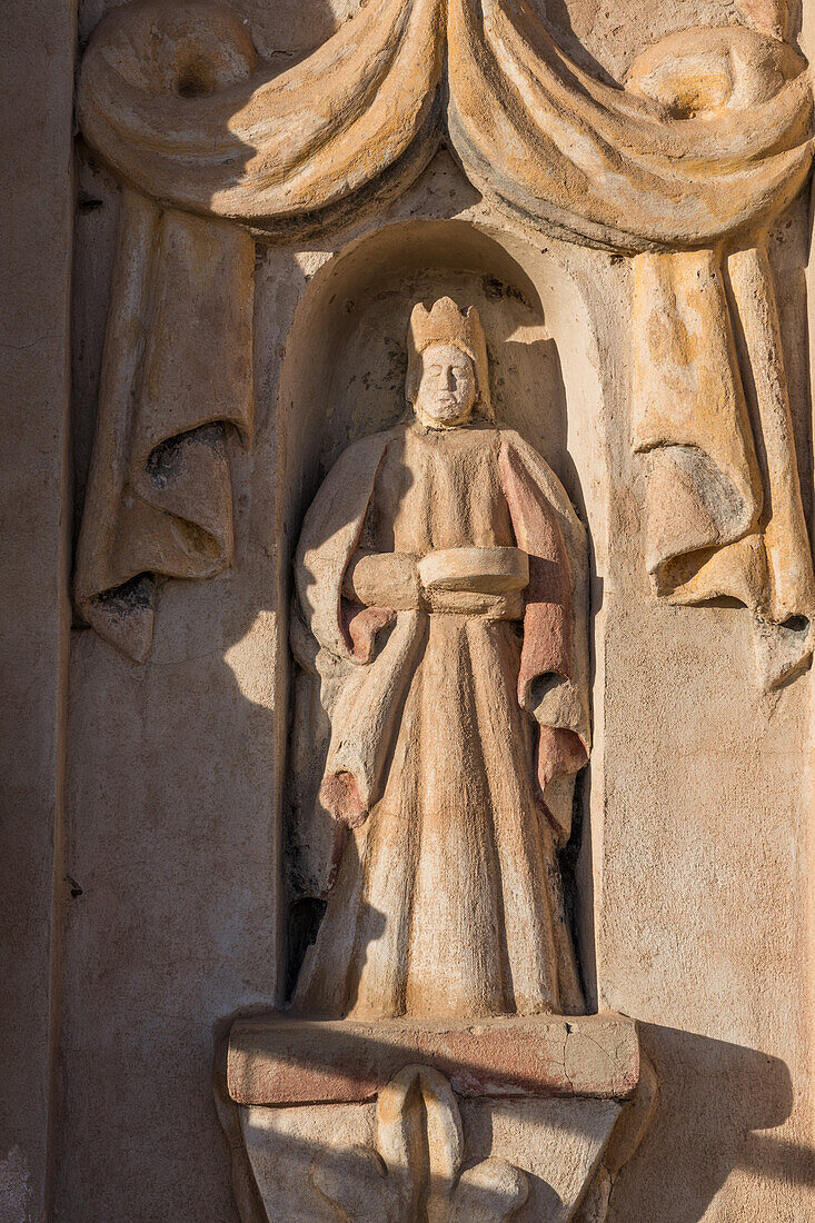 Detail einer Statue der Heiligen Lucia von Syrakus an der Fassade der Mission San Xavier del Bac, Tucson Arizona