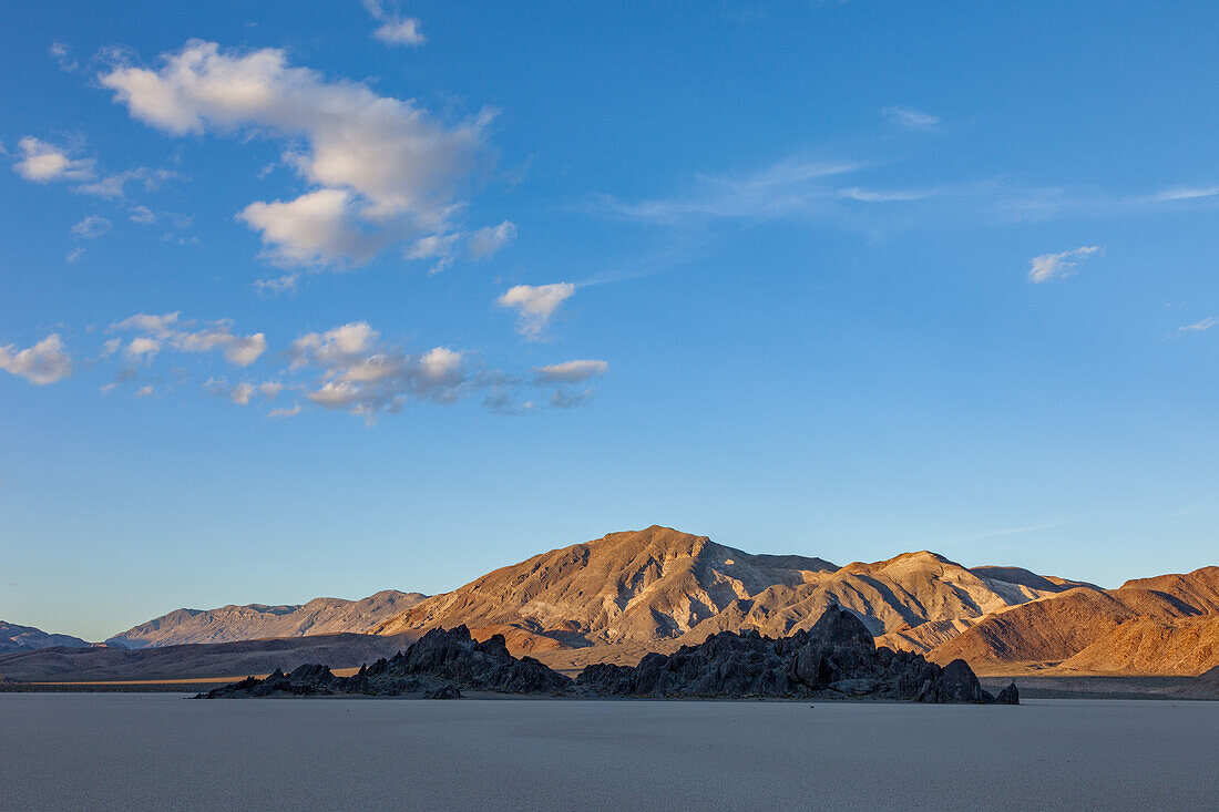 Die Tribüne, eine Quarz-Monzonit-Insel in der Racetrack Playa im Death Valley National Park in der Mojave-Wüste, Kalifornien