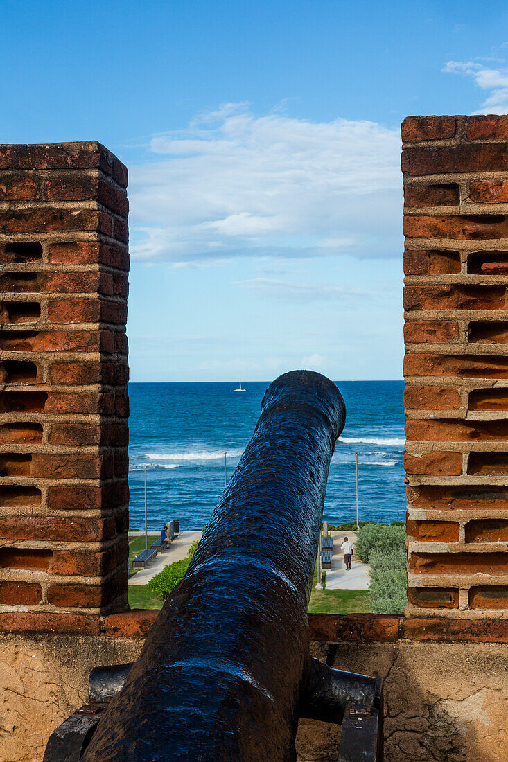 Eine koloniale spanische Kanone überblickt den Atlantischen Ozean in Fortaleza San Felipe, heute ein Museum in Puerto Plata, Dominikanische Republik