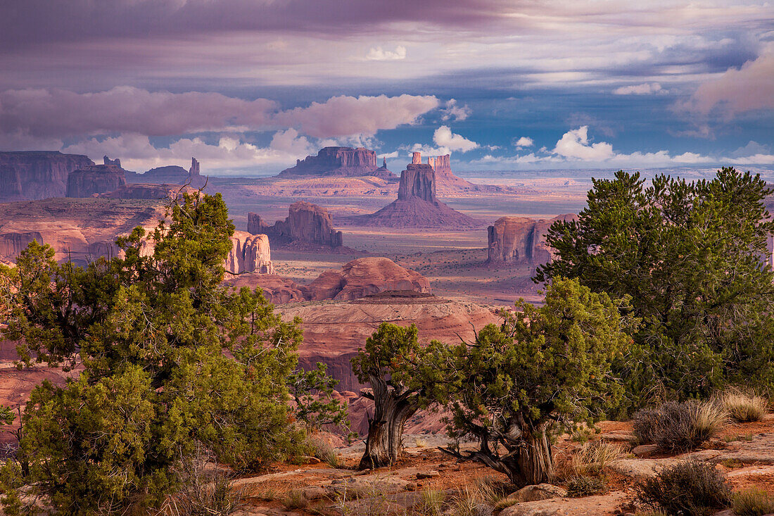 Stürmischer Sonnenaufgang im Monument Valley Navajo Tribal Park in Arizona. Blick von Hunt's Mesa