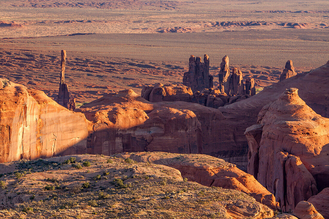 Teleaufnahme des Totempfahls und des Yei Bi Chei im Monument Valley von Hunt's Mesa im Monument Valley Navajo Tribal Park in Arizona