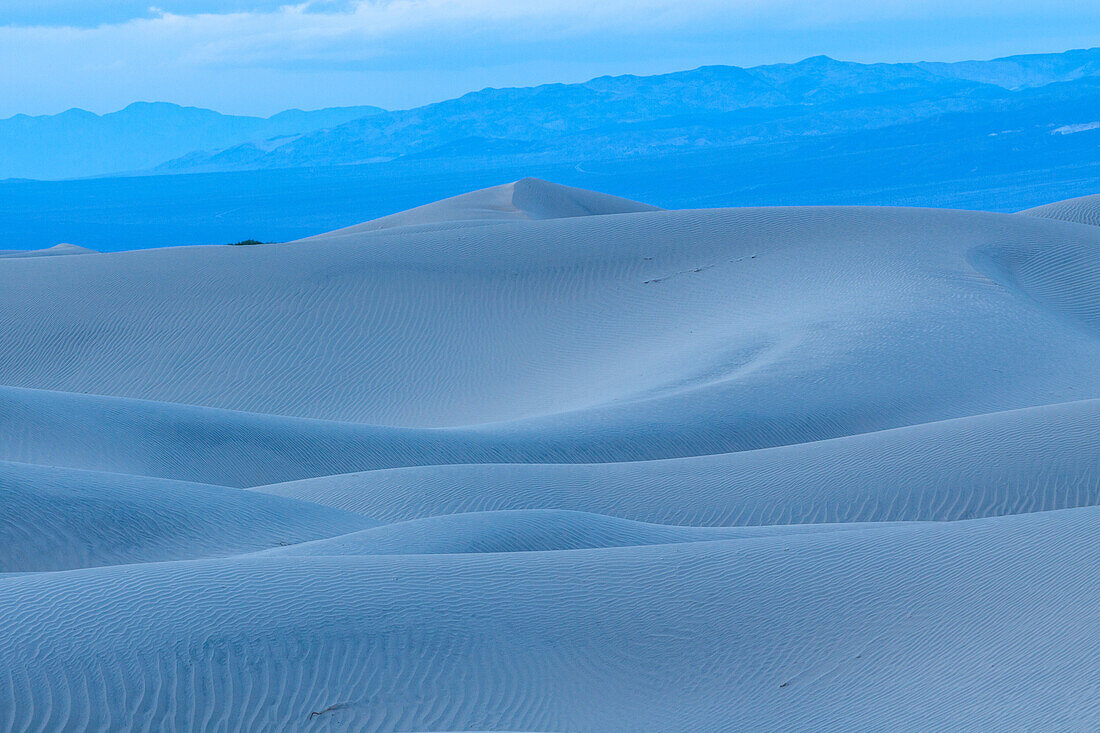 Mesquite Flat Sanddünen in der Abenddämmerung im Death Valley National Park in der Mojave-Wüste, Kalifornien