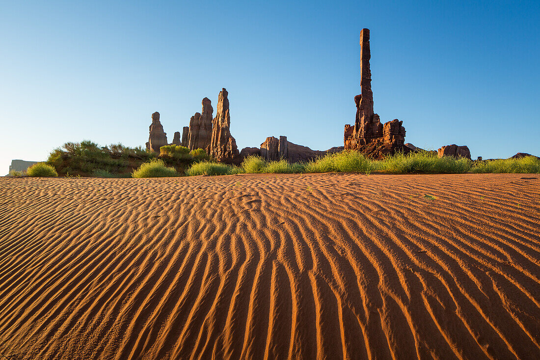 Der Totempfahl und Yei Bi Chei mit gekräuselten Sanddünen im Monument Valley Navajo Tribal Park in Arizona