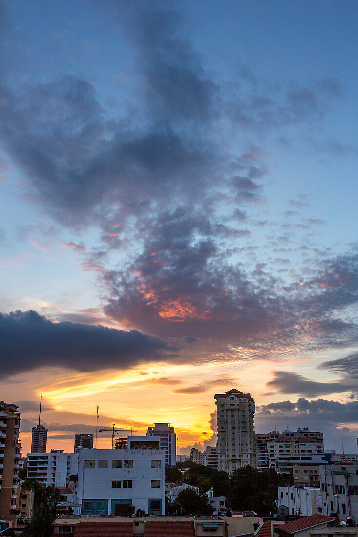 Farbenfrohe Wolken bei Sonnenuntergang über Wohnhäusern im Zentrum von Santo Domingo, Dominikanische Repbulik